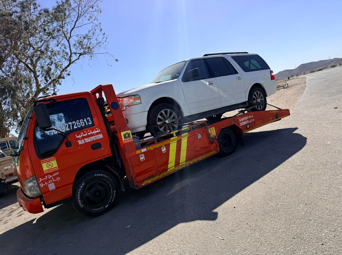 سطحة الهفوف تنقل سيارة دفع رباعي بيضاء على طريق الاحساء